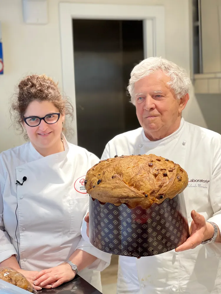 有義大利水果麵包之父之稱的羅蘭多．馬拉丁(右一) 和其女兒法蘭西思卡．馬拉丁應Amber手造‧烘焙分享學習所之邀來台開課。 業者提供
