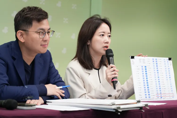 民進黨發言人戴瑋姍（右）、卓冠廷。彭欣偉攝