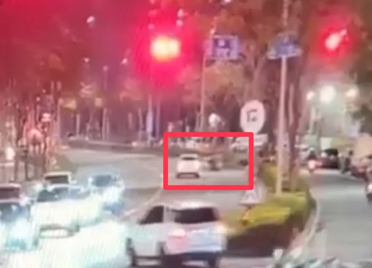 監視器畫面可看出機車突然竄出，轎車急煞仍撞上。翻攝照片