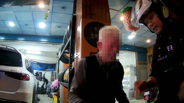警員關懷身體不適老翁。桃園警分局提供