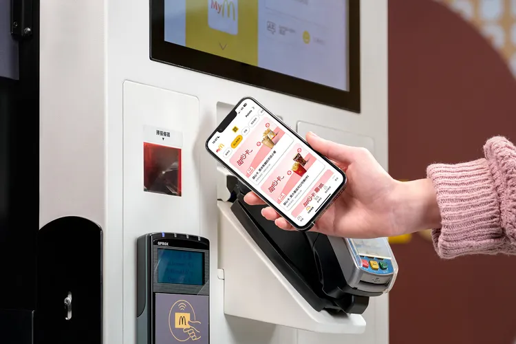 未來在自助點餐機也可使用甜心卡「買A送B」優惠。麥當勞提供