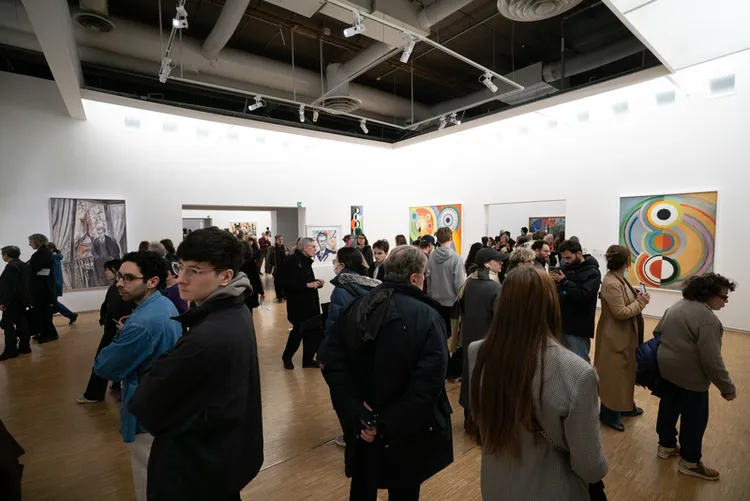 巴黎龐畢度藝術中心5年閉館整修計畫正式啟動，自3月10日晚間起關閉永久收藏展區。圖為10日於最後時刻湧進館內的觀眾，正在永久收藏展區欣賞藝術品。 中央社