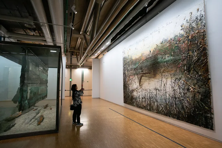 巴黎龐畢度藝術中心啟動閉館整修工程，自3月10日晚間10點起將開始移出永久收藏藝術品。圖為德國藝術家基佛（Anselm Kiefer）展間，因作品尺寸過大，館方需拆除窗戶才能移出。 中央社