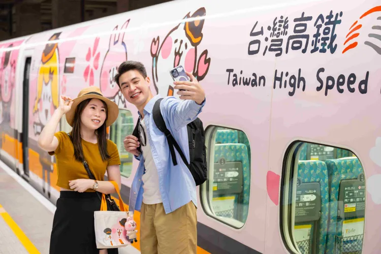 專案可搭乘以繽紛花卉為主題的「台灣高鐵與卡娜赫拉的小動物」聯名彩繪列車。高鐵提供