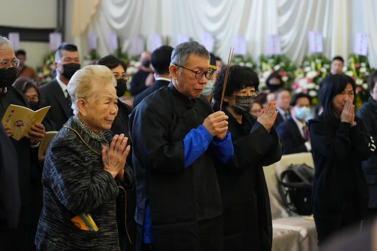 民眾黨前主席柯文哲現身爸爸告別式。台灣民眾黨提供