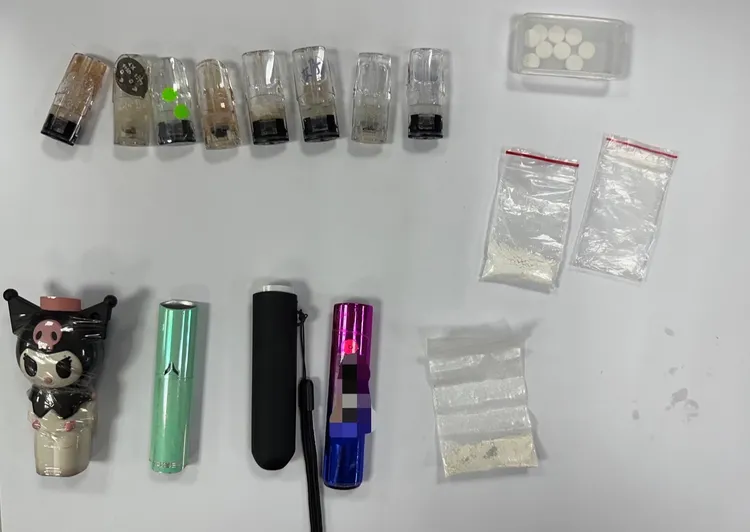 陳女名牌包內搜出毒品依托咪酯煙彈8顆、FM2毒品9顆及海洛因2包，其中人氣卡通角色「酷洛米」煙彈主機(圖下左一)引起警方注意。翻攝畫面