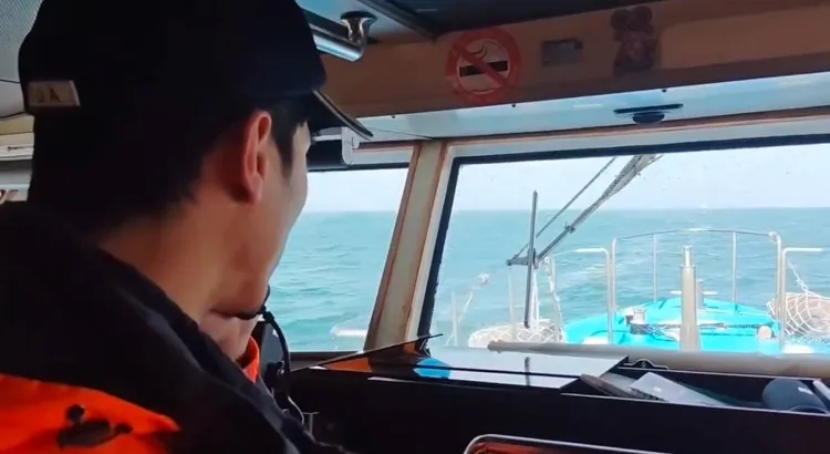 海巡人員廣播驅離。海巡署提供