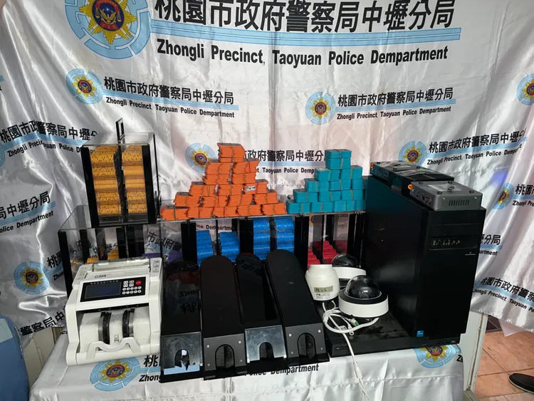 警方查扣賭資和籌碼特物。中壢警分局提供