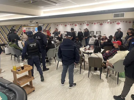 中壢警掃蕩百家樂賭場！逮59人　起出1億5千萬元賭資和籌碼