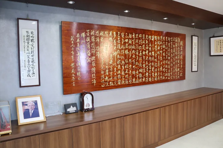 走進「泰公」位於台綜院的辧公室，映入眼簾的是整面牆「般若波羅蜜多心經」。莊宗達攝。