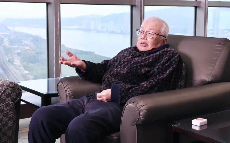 劉泰英分享他的養生之道和別人不同，不喜歡家裡有佣人照顧，免得自己變懶惰，老化地很快。莊宗達攝