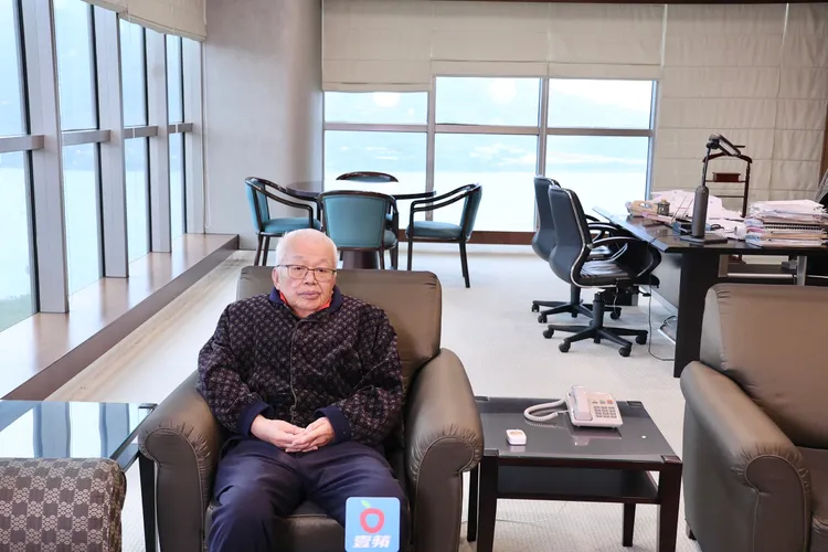 常有朋友及學生到家裡探望泰公，但搶著泡茶結果打破了杯子，劉泰英索性讓大家來辦公室全權由秘書泡茶不用搶。莊宗達攝