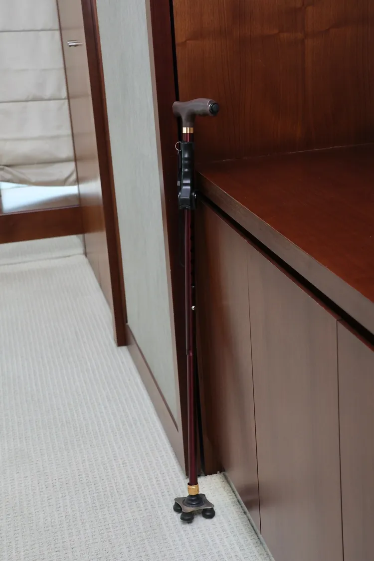 以前常健走的泰公，最近外出時，左腳不小心摔了一跤，到現在都還沒有好，他表示年紀大了，摔跤不容易好，拿拐杖走路也摔了。莊宗達攝