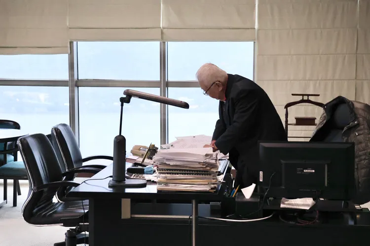 劉泰英勉強自己站起來，他說雖然站起來很辛苦，他還是要站起來，自己走路，自己去買東西，偶而去散步或走走路運動。莊宗達攝