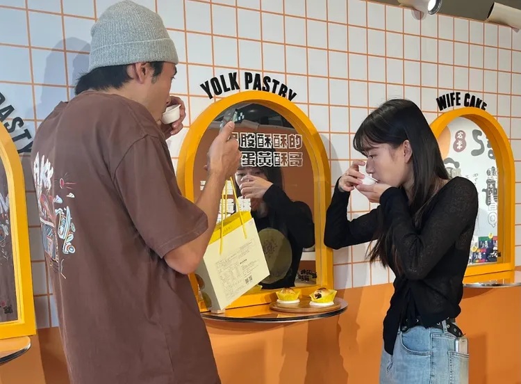 於櫃上購買單顆蛋黃酥、綠豆椪、老婆餅，免費附贈現沖茶60ml乙杯，即可於櫃上立吞區內用。S.H.攝