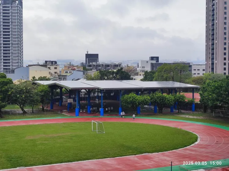 97面光電球場皆由廠商全額出資，為市府節省公帑約6億7,900萬元。市府提供