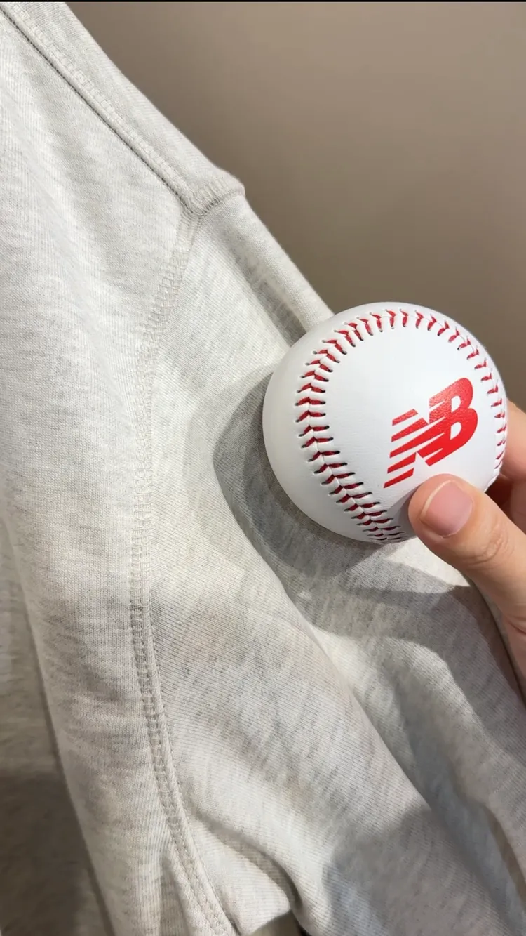 服裝車線處融入棒球獨特的縫線元素。劉旻君攝