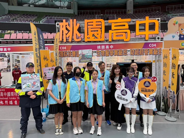 桃園高中在「高中職博覽會」活動設攤，桃園警分局藉機宣導「識詐、交安、婦幼安全」等常識。警方提供