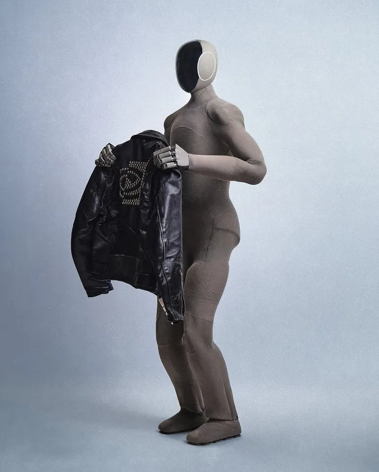 挪威家事機器人Neo Gamma手拿ERL打造的輝達皮外套。翻攝erl IG