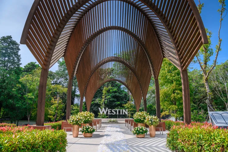 桃園大溪笠復威斯汀度假酒店獨步全台的「至臻獨享」婚宴包館專案，將頂級度假酒店化為新人獨享的私人婚宴場域。大溪笠復威斯汀提供