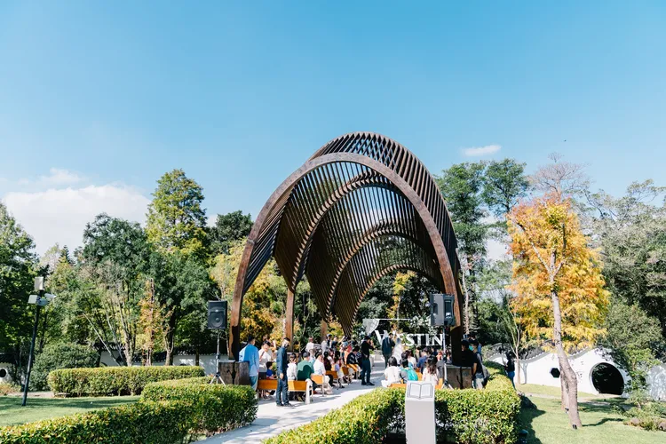 永恆教堂證婚儀式專案」更提供於台灣少見的弧形原木WESTIN 戶外教堂舉行兩小時的證婚儀式。。大溪笠復威斯汀提供