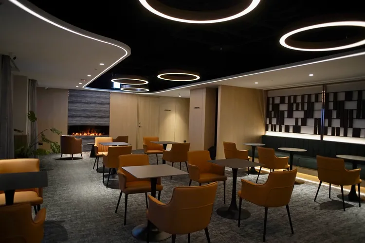 小鹿文娛推出頂級品牌「The Peak」以象徵自我實現過程的「巔峰體驗」，傳達「巔峰探索，成就自我」之品牌宗旨。業者提供