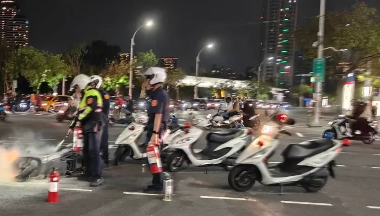 騎士闖紅燈撞上違規穿越馬路的男子，波及另名騎士，造成1死2傷。翻攝畫面