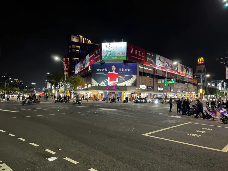 騎士闖紅燈撞上違規穿越馬路的男子，波及另名騎士，造成1死2傷。翻攝畫面