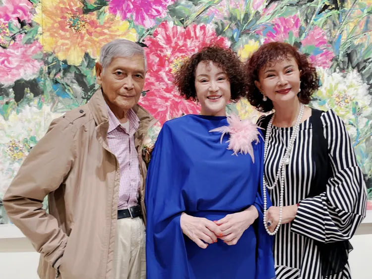 韓湘琴（中）和星好鄧美芳（右）、金馬獎終身成就獎得主石雋合影。韓湘琴提供