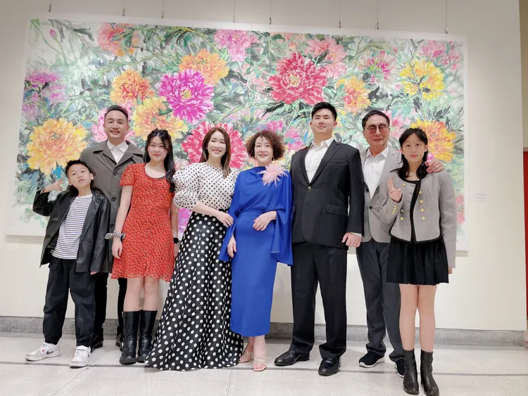 韓湘琴（右四）開心與老公唐威（右一）、女兒唐可珊（左四）、兒子唐志中（左二）、孫子和孫女等一家人合影。韓湘琴提供