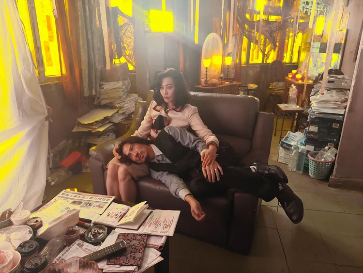 張家輝與陳法拉在《贖夢》中飾演夫妻，家中貼滿符咒十分詭異。甲上提供