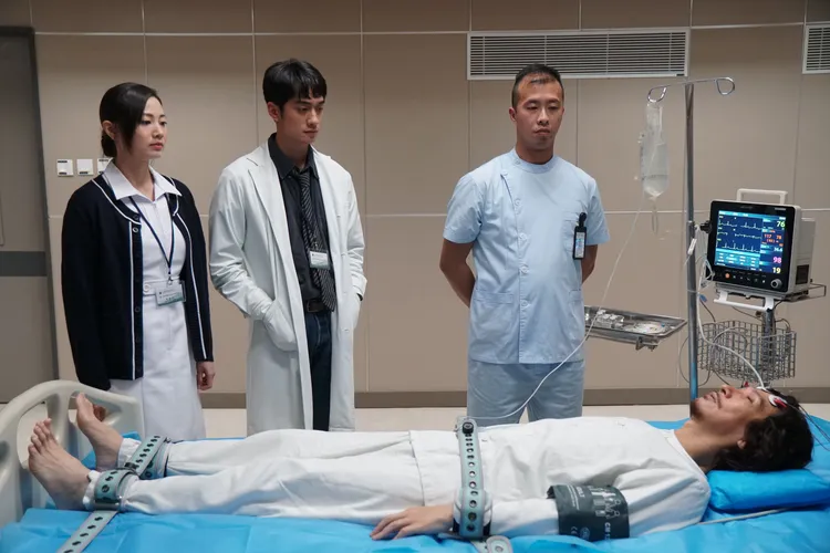 劉俊謙（左二）飾演的精神科醫生調查張家輝（前）惡夢纏身的原因。甲上提供