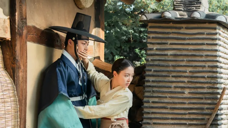 裴仁爀在劇中經歷了四次婚禮，還有兩次吐血暴斃的戲碼。龍華偶像台提供