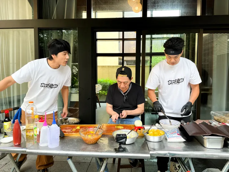 禾浩辰（左起）、高捷手忙腳亂包煎包饀。三立提供