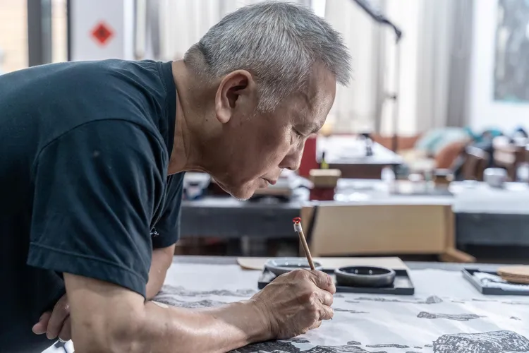 藝術家鄧卜君。采泥藝術提供