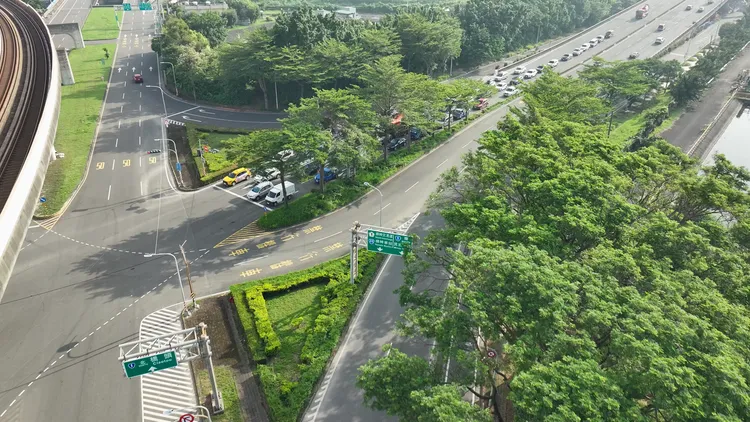 市府在重要路口加裝車輛偵測器，運用AI技術監測車流。翻攝畫面