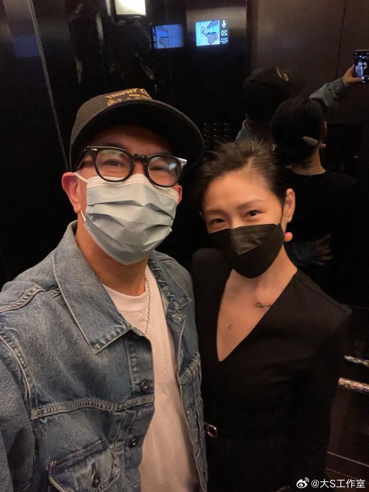 大S（右）和具俊曄結婚後，承受前夫與前婆婆的詆毀。翻攝大S工作室微博