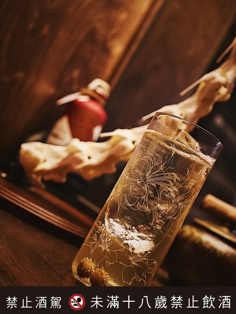 「植仁」巧妙揉合破布子的鹹鮮回甘與黑糖優格的醇厚甜感，層層交織出豐富風味，每杯450+10%元。台北遠東香格里拉提供