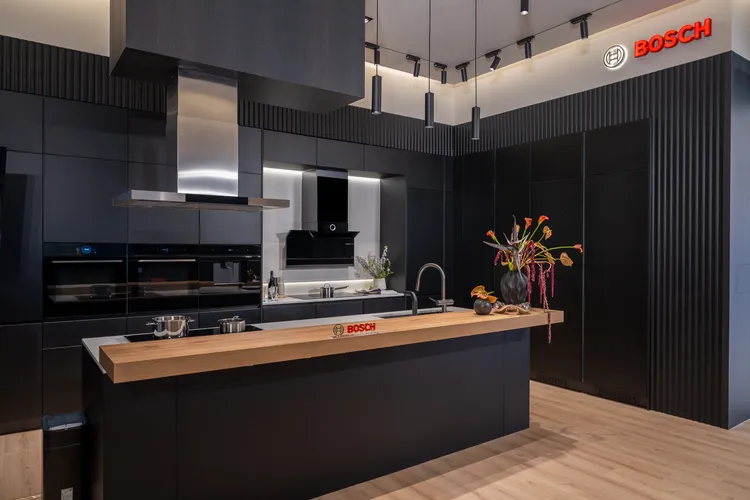 對於擁有大坪數精緻型廚房的家庭而言，廚房不僅是烹飪場域，更是展示品味的社交招待所。雙爐具設計無論是私廚外燴或是屋主宴客時一展廚藝，都能完美呈現。業者提供