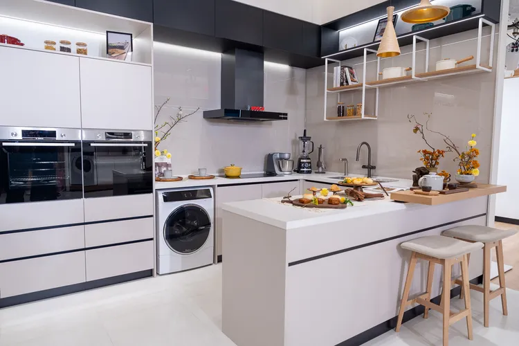 U字型廚房一直是亞洲傳統中坪數家庭的主流，在黃金三角動線上精準布局Bosch嵌入式冰箱和IH智慧感應爐，將食材保存、備料到烹飪的步驟高效串聯。業者提供