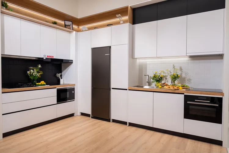 常見於都會型空間1-2坪的精緻宅，Bosch嵌入式家電就能發揮高效多功特色，讓一字型廚房輕鬆容納洗碗機、烤箱、感應爐、抽油煙機與冰箱等整套智慧廚電。業者提供
