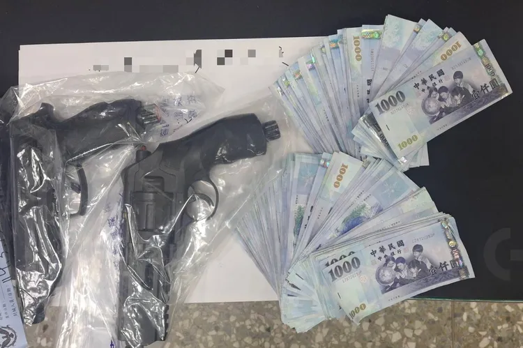 警方起獲被搶的10多萬現金，2把犯案用的空氣手槍則無殺傷力。民眾提供