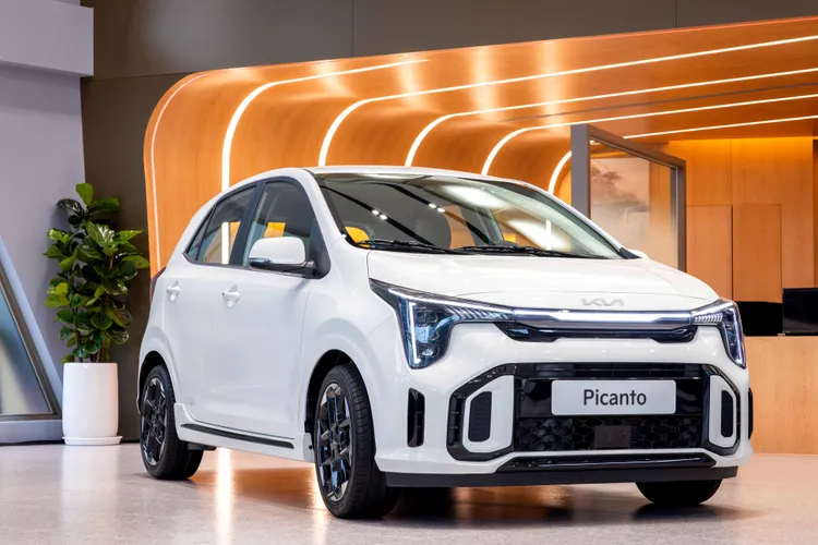 Kia全新Picanto車頭採用「Digital Tiger Face」設計語彙，並搭配Star Map LED星圖日行燈，GT-line 套件並搭配貫穿式中央定位燈。業者提供