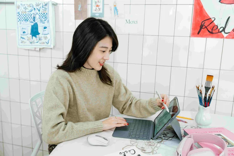 插畫家胖小姐讚賞羅技Combo Touch鍵盤能在繪圖與打字間快速切換，且Crayon的滑順度更精準設計字體。業者提供