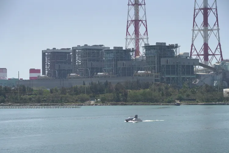 無人船圍繞「機動快速、恫嚇打擊」的作戰概念發展，除可利用4G、衛星信號或射頻多種遙導控模式。台船提供