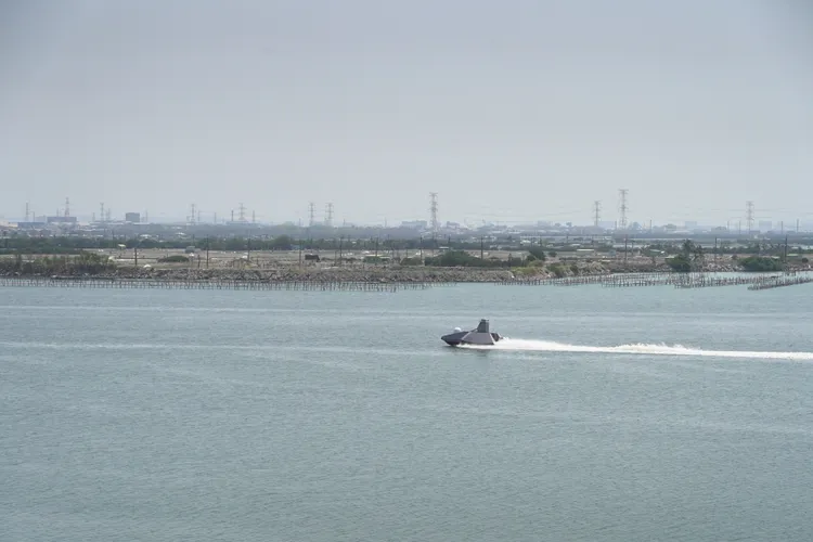 無人船圍繞「機動快速、恫嚇打擊」的作戰概念發展，除可利用4G、衛星信號或射頻多種遙導控模式。台船提供