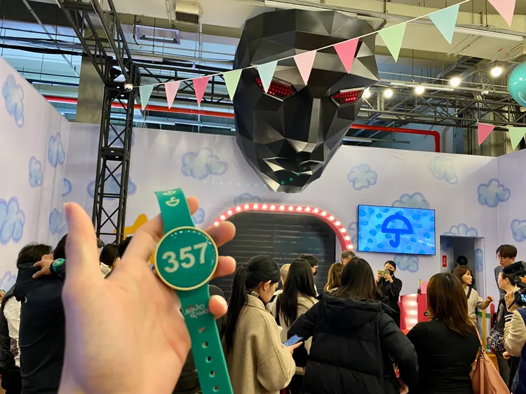 參加遊戲者會先在入口領取個人代表號碼的手錶感應器。莊偉祺攝