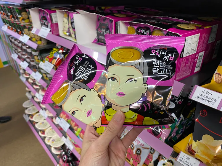 週邊商品販售英熙娃娃椪糖餅等零食。莊偉祺攝