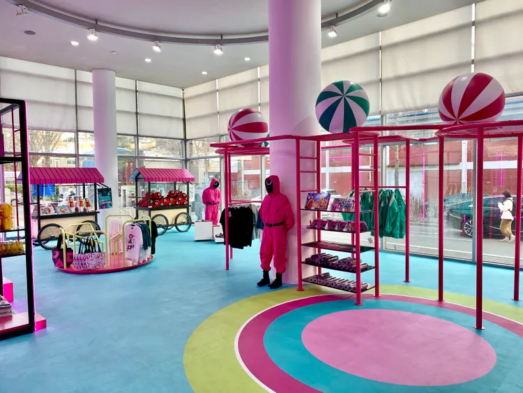 不用付費就可參觀的大型周邊商品店，販售各種玩偶、文具、零食及服飾等。莊偉祺攝