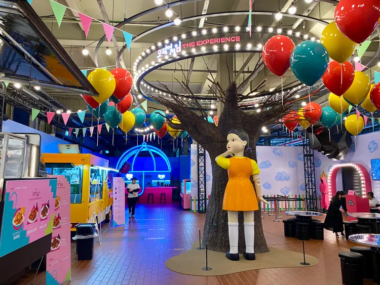 車區也有巨型英熙娃娃會轉頭，讓民眾可體驗氣氛。莊偉祺攝